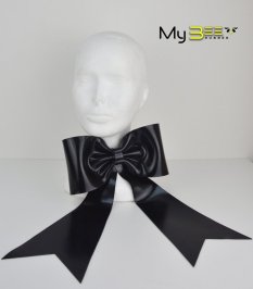 Latexový obojek s velkou mašlí